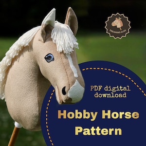 Puede incluir: Un caballo de juguete beige con una melena blanca y una raya blanca en la cara. El caballo tiene ojos azules y está montado en un palo de madera. La imagen incluye el texto "PDF digital download" y "Hobby Horse Pattern".