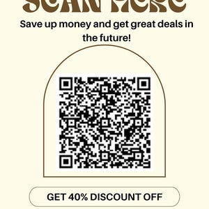 K&ouml;nnte beinhalten: Cremefarbene Werbegrafik mit dem Text "SCAN HERE" in Braun sowie einem QR-Code. Der Text "Sparen Sie Geld und erhalten Sie tolle Angebote in Zukunft!" ist ebenfalls vorhanden, zusammen mit "40 % RABATT ERHALTEN" und "Dreaming Aloe Hobby Horses".