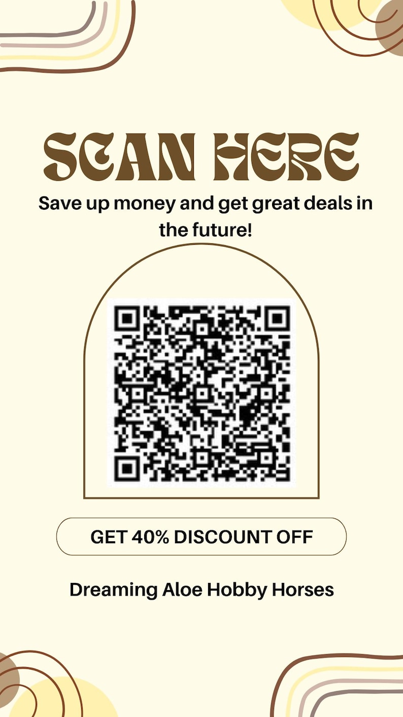 K&ouml;nnte beinhalten: Cremefarbene Werbegrafik mit dem Text "SCAN HERE" in Braun sowie einem QR-Code. Der Text "Sparen Sie Geld und erhalten Sie tolle Angebote in Zukunft!" ist ebenfalls vorhanden, zusammen mit "40 % RABATT ERHALTEN" und "Dreaming Aloe Hobby Horses".