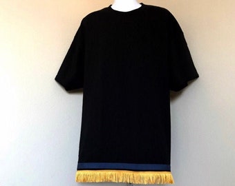 Camiseta con flecos con borde azul ancho