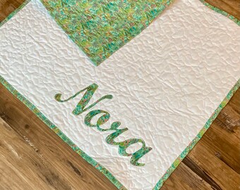 赤ちゃんの名前入りキルト、パーソナライズされたベビーブランケット