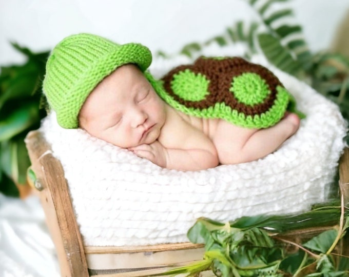 Adorable Hand Crochet Turtle Outfit for Newborn Photoshoots - Perfect Gift for Expecting Moms!