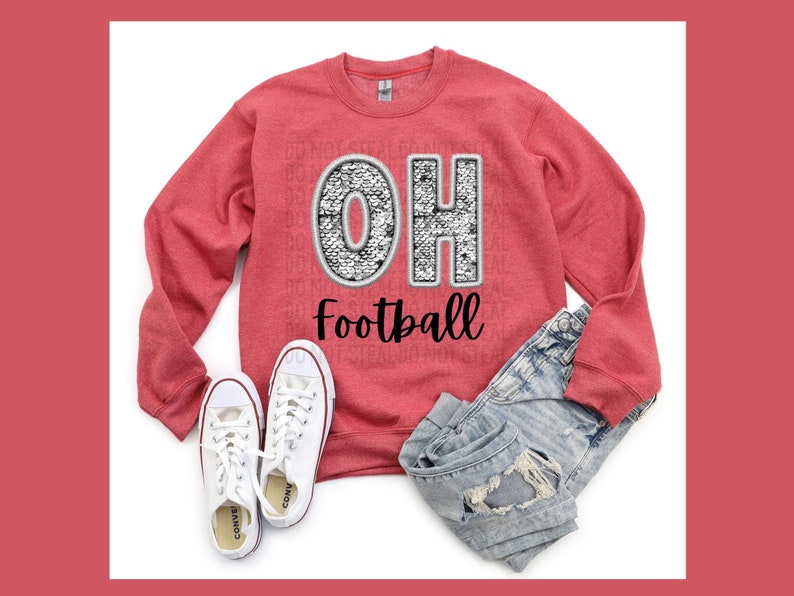 Może przedstawiać: Czerwona bluza z haftowanym "OH" z srebrnych cekin&oacute;w i napisem "football" czarnymi literami. Bluza jest zestawiona z białymi butami sportowymi i niebieskimi dżinsami.