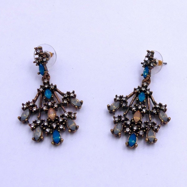 Boucles d'oreilles rétro, fermoirs clous, navettes cristal, base laiton doré, aspect vieilli, bijou femme, cadeau femme