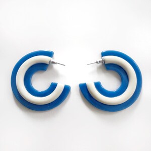 Vintage 1980s Plastic Perwinkle Blue and White Hoops Earrings