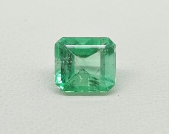 Esmeralda colombiana natural / 1,15 quilates, color verde intenso, talla escalonada (certificado incluido)