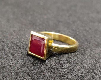 Minimalistische vierkante robijnrode ring | Gecertificeerde geboortesteen juli | Edelsteen van 4–8 kt | Handgemaakte 925 sterlingzilveren astrologiesieraden