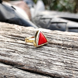 100% Natural triangle shape red coral munga ring handmade alloy Panchdhatu Metal Ring For Astrologer Purpose Men and Women