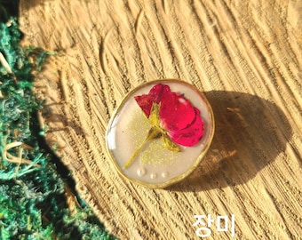 Vintage dried flower resin brooch