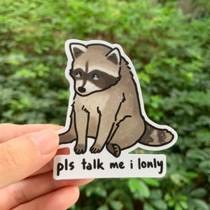 Por favor, háblame. Soy una pegatina de meme de mapache solitario, una pegatina de mapache triste, una pegatina de panda basura, una pegatina de mapache llorando.