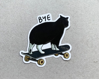 Peut inclure: Un chat noir et blanc sur un skateboard avec le mot "BYE" écrit dessus.