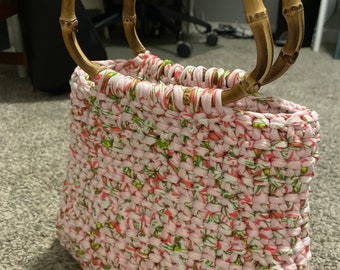 Bolso Floral de Ganchillo con Asas de Bambú