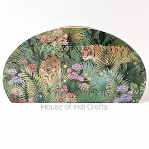 Könnte beinhalten: Ein halbrunder Untersetzer aus Holz mit einer Dschungelszene mit zwei Tigern, üppigem Grün und rosa und violetten Blumen. Der Text "House of Indi Crafts" ist unten aufgedruckt.