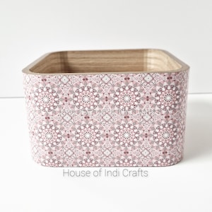 Kleine houten kist, lichtgewicht bureau opgeruimd, Bits n Bobs-opberger - 14 x 14 cm - roze en wit geometrisch ontwerp met snijvlakken