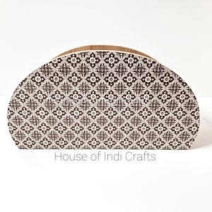 Könnte beinhalten: Ein Holz-Serviettenhalter mit einem braunen und weißen geometrischen Muster. Der Halter ist halbkreisförmig und hat eine flache Oberseite. Der Text "House of Indi Crafts" ist auf der Unterseite des Halters aufgedruckt.