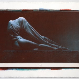 Puede incluir: Una fotografía en blanco y negro de una persona envuelta en una tela transparente, tumbada sobre una superficie oscura. El rostro de la persona está oculto por la tela.