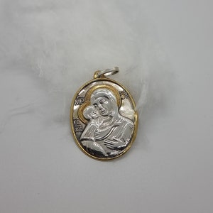 925 silver necklace with a pendant depicting the Virgin Mary with her child.the size of the pendant is 1.42/1.10 inches.