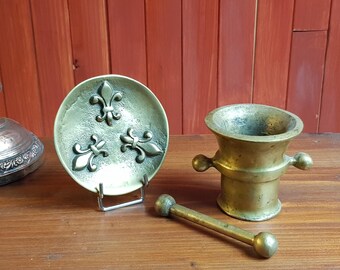 Mortier apothicaire,medecins des Rois de France XVIéme en bronze doré avec anses soucoupe a fleurs de lys relief important avec pilon 1,4K