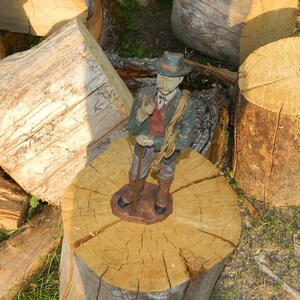 Statue sculpture Le Montagnard des Alpes réalisé en parastone immitation bois polychrome. Marque SIC, signé image 3