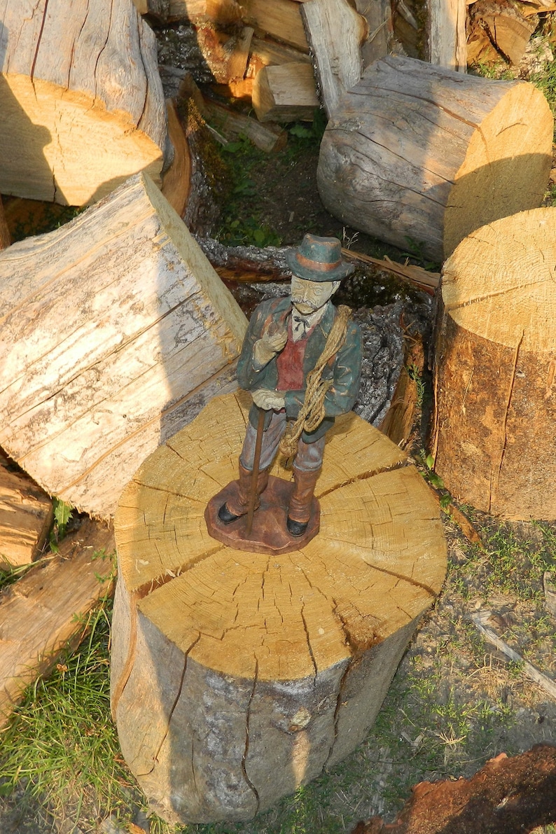 Statue sculpture Le Montagnard des Alpes réalisé en parastone immitation bois polychrome. Marque SIC, signé image 3