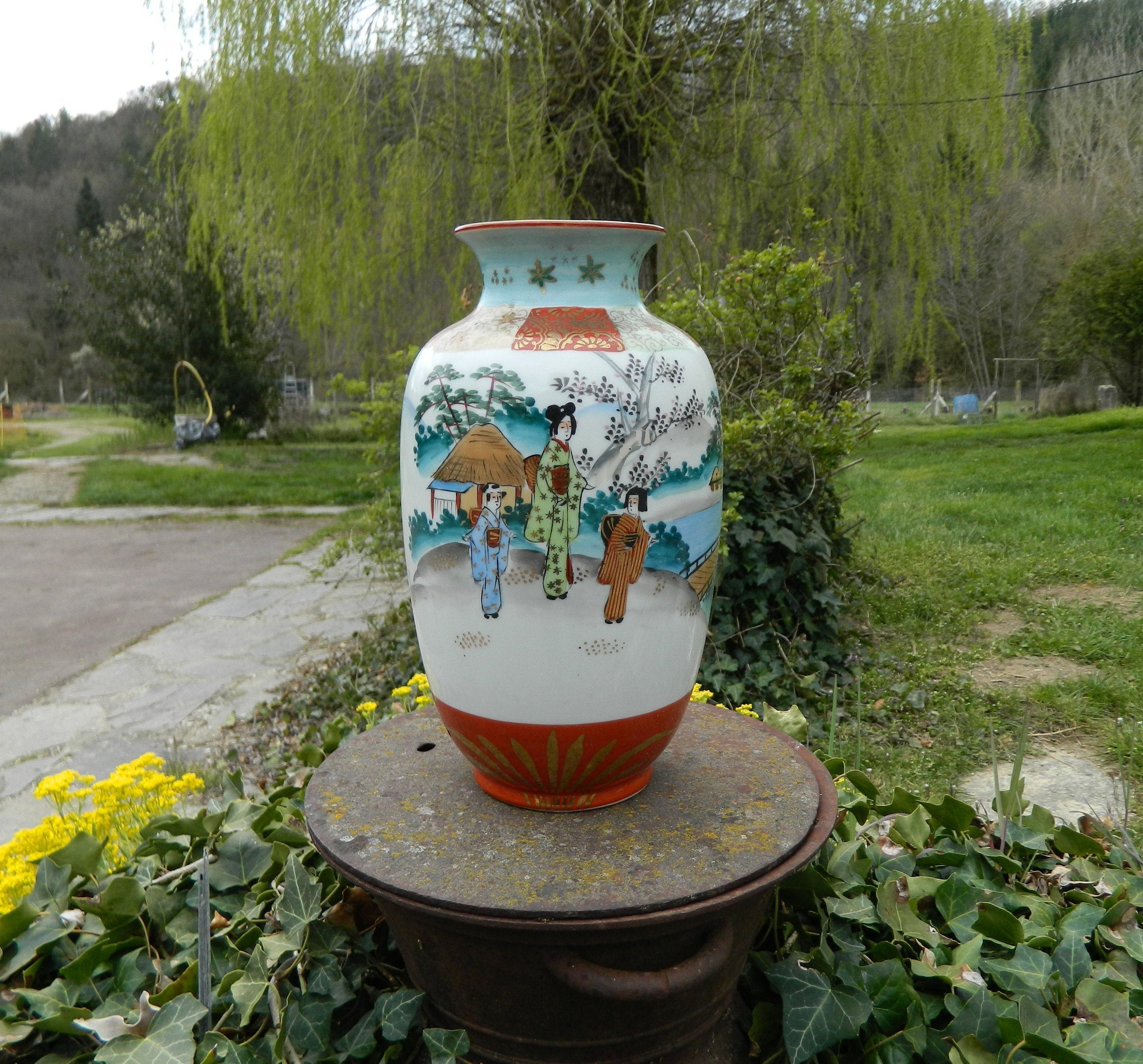 Grand Vase Japonais en Porcelaine Satsuma Decor Geishas Enfants Forets Village Passerelle Eau Rehaus