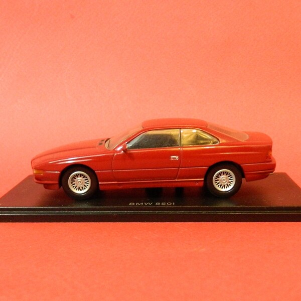 1:43 BMW 850 i  par Universal Hobbies Legend Series socle incliné présentation  emballage d'origine Collection en excellent etat