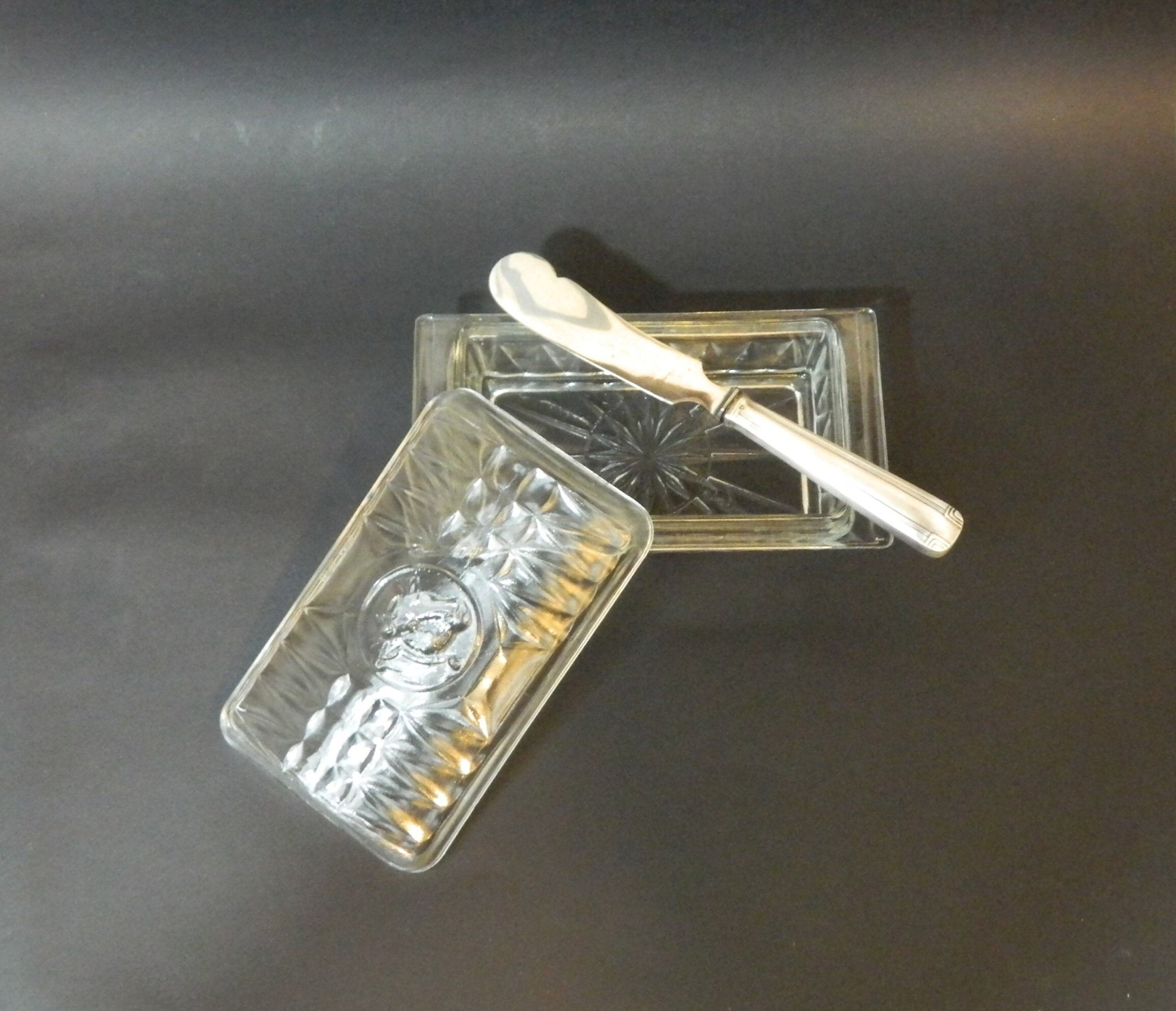 Ensemble Beurrier en Verre Moulé avec Son Couvercle Demi Lune Decor Tete de Vache et Couteau A Beurr