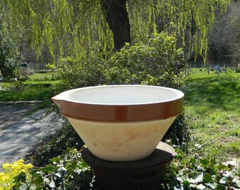 Grand et large saladier bol a confit en grés brun liseret ocre avec bec verseur hauteur 16 Cm diametre 33Cm poids 3,3Kg en trés bon etat