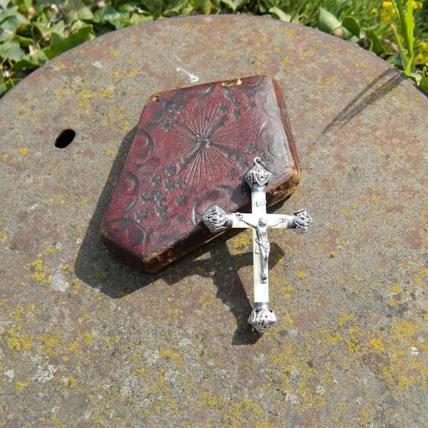 Crucifix pectoral 7x4,5Cm representation du Christ sur la croix en argent et nacre antique dans son ecrin forme cerceuil bois cuir tissu