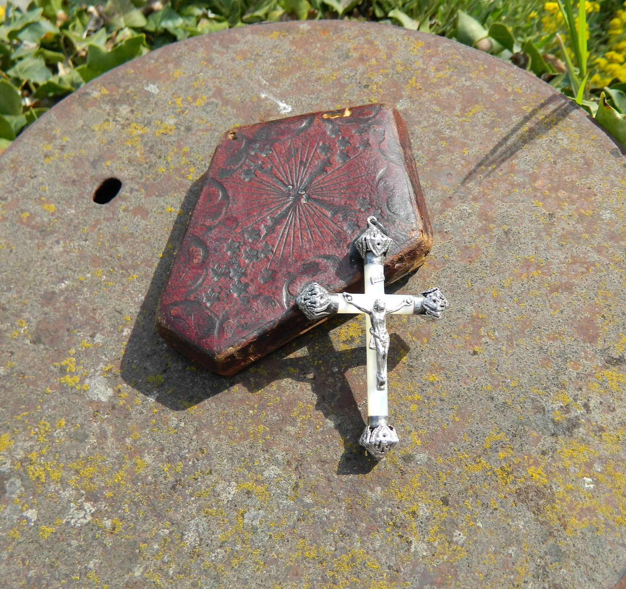 Crucifix Pectoral 7x4, 5cm Representation Du Christ sur La Croix en Argent et Nacre Antique Dans Son