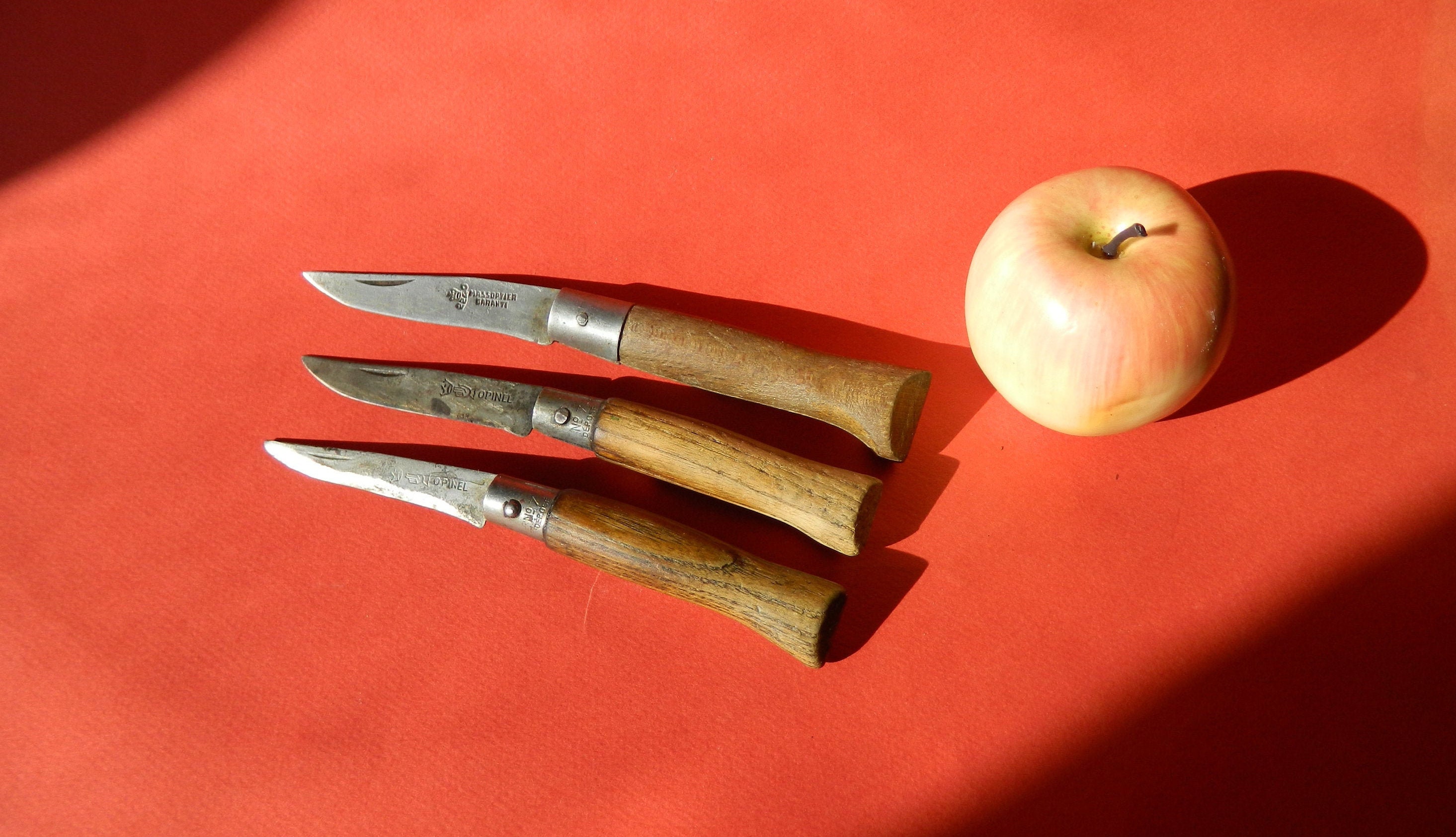 Lot Ensemble de Trois 3 Couteaux Pliables Marque Opinel Couronné Ancien en Bois Hetre et Lame Acier 