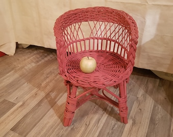 Petit fauteuil chaise pour enfant en osier tréssé peint en rose realisation artisanale fait main 45x35x40Cm hauteur de l'assise 28Cm