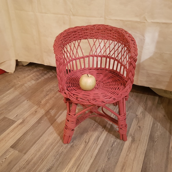 Petit fauteuil chaise pour enfant en osier tréssé peint en rose realisation artisanale fait main 45x35x40Cm hauteur de l'assise 28Cm