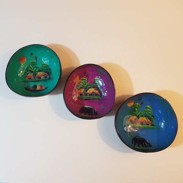Ensemble de trois demi noix de coco en fine peinture d'art à la main vernis représentant des scénes nature Asiatique aux couleurs éclatantes