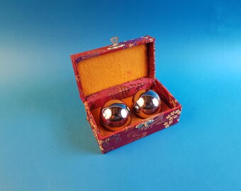 Entspannungs Boules dell&#39;Ornament in Chinoise Couleur Chrom mit rote Pastell Blumen und Gewebe-Therapie, Meditation, Anti-Stress