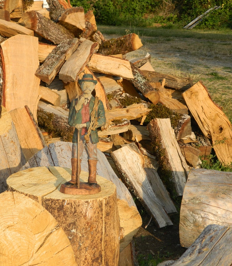 Statue sculpture Le Montagnard des Alpes réalisé en parastone immitation bois polychrome. Marque SIC, signé image 1