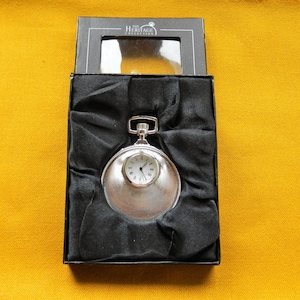 Montre,gousset,collection Héritage plaqué,argent,façade et revers travaillé,remontoir,mécanique,Avec son coffret Fonctionne parfaitement