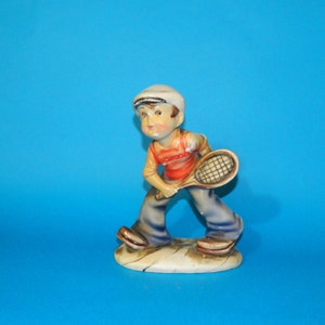 Statue statuette sculpture en ceramique petit garçon representant &quot;Le Tennisman&quot; Goebel. 20x15 cm vintage retro.Idée cadeau!!