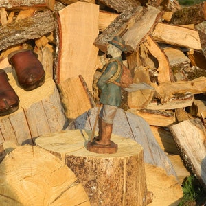 Statue sculpture Le Montagnard des Alpes réalisé en parastone immitation bois polychrome. Marque SIC, signé image 6