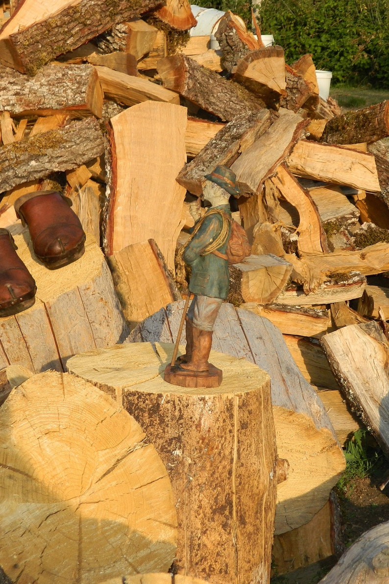 Statue sculpture Le Montagnard des Alpes réalisé en parastone immitation bois polychrome. Marque SIC, signé image 6