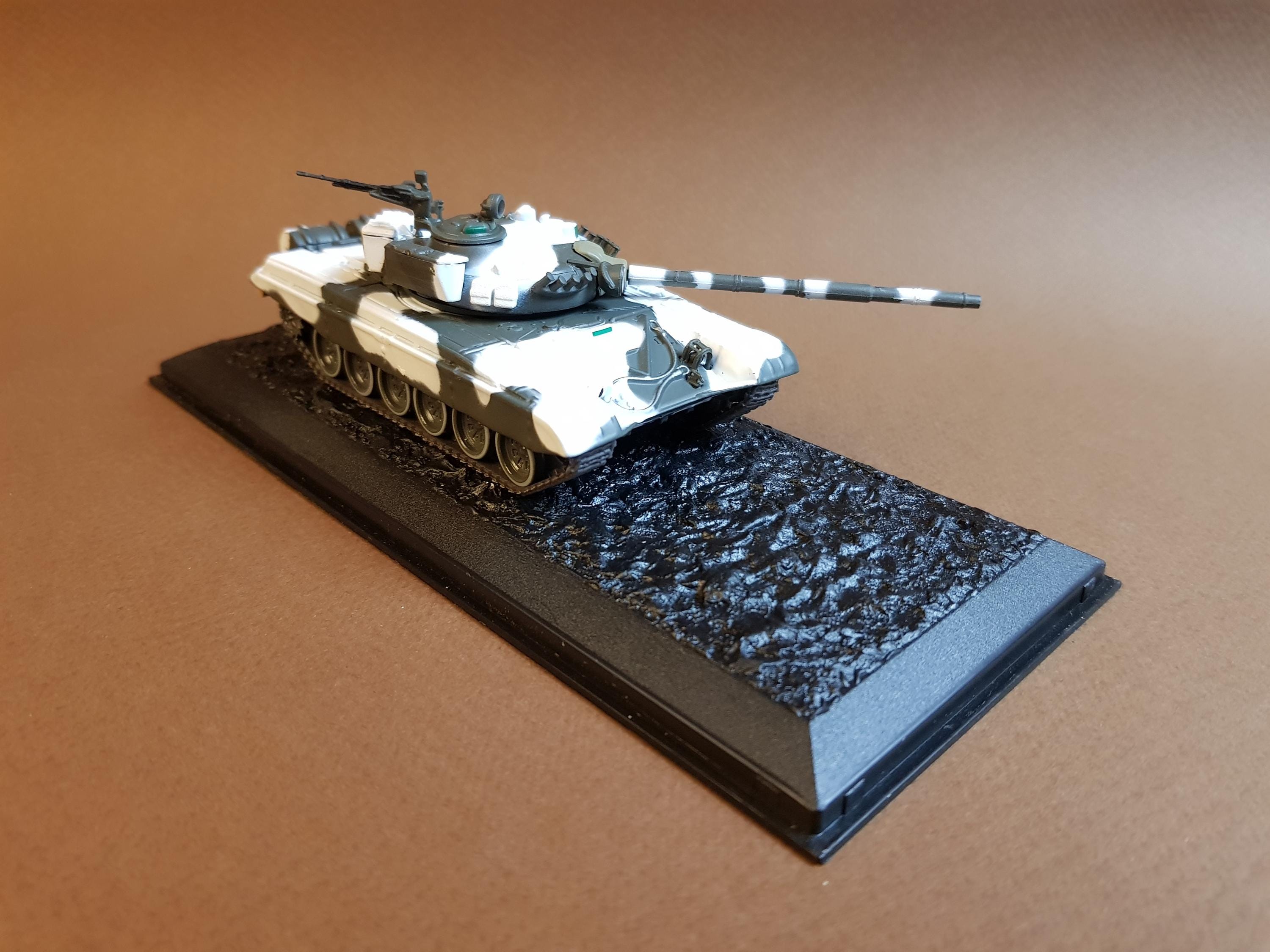 Tank T-72M1 Guards Armored Division USSR 1981 Boite Vitrine Ixo 1