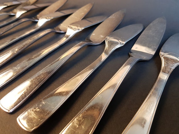 12 couteaux à entremets ERCUIS modèle COQUILLE-MAINTENON métal argenté couvert | Métal argenté