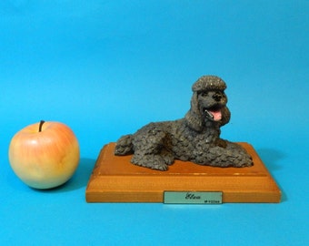 Statue figurine Elza chien Caniche couché noir peint main fabriqué en resine sur socle bois Collection Canine Kingdom 20x13x11Cm 700g