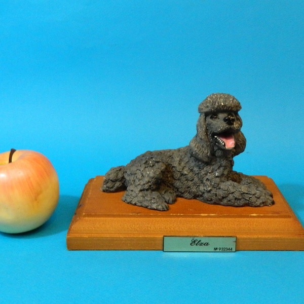 Statue figurine Elza chien Caniche couché noir peint main fabriqué en resine sur socle bois Collection Canine Kingdom 20x13x11Cm 700g