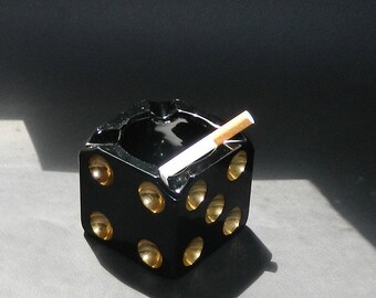 Cendrier en onyx noir en forme de dé a jouer faces en bas reliefs doré de 2 à 5 avec 4 encoches a cigarettes 650gr 7,5x6,5cm