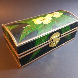200x100x80mm,Coffret,boite,bois,métal,serrure,motifs,feuilles,fleurs,intérieur,laqué,peint main,vintage,qqs traces du temps