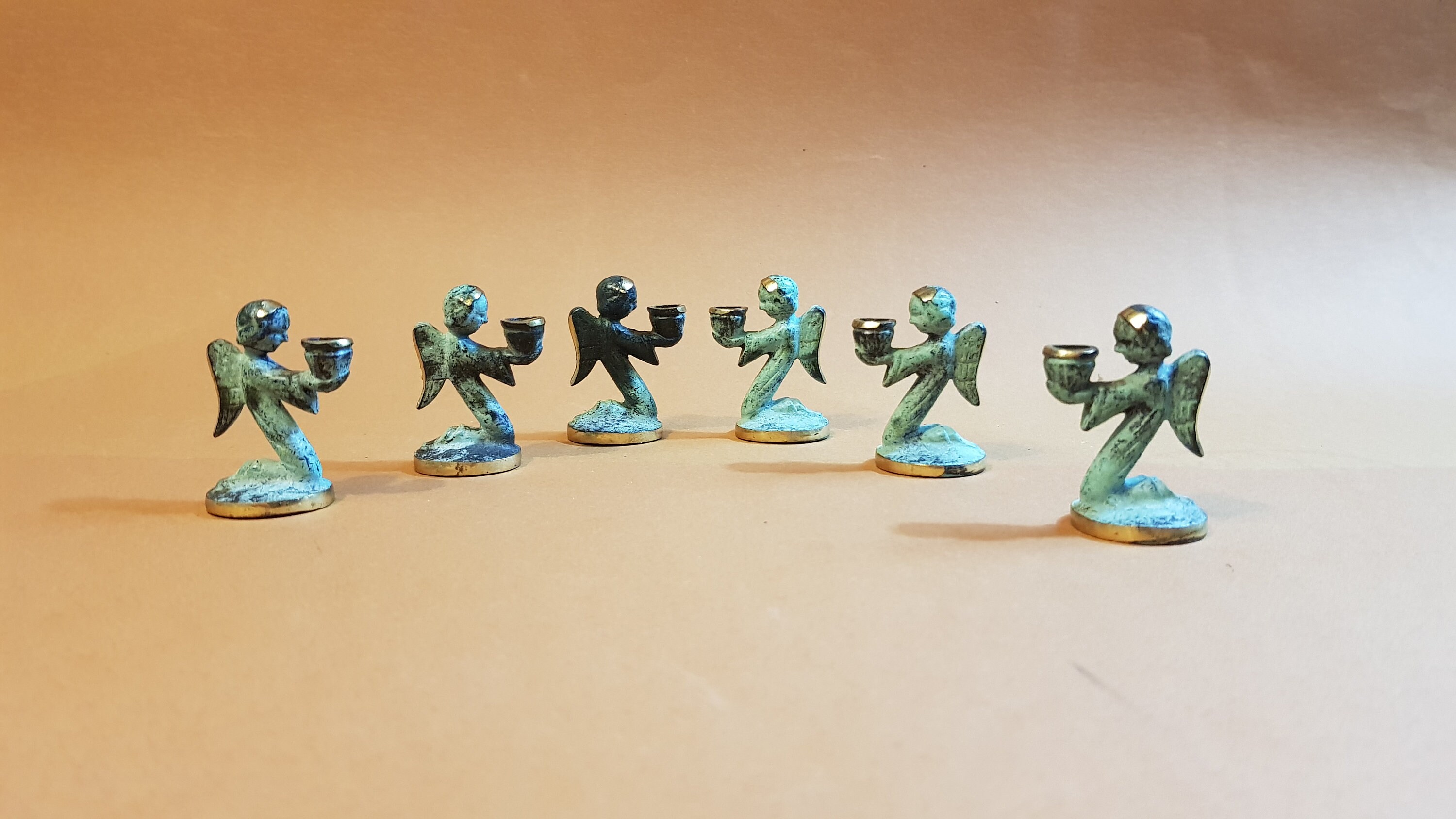 Petites Sculptures de Six 6 Anges Aillés Tenant Dans Leurs Mains Un Bougeoir en Bronze Patiné et Dor