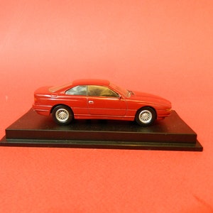 1/43,BMW,850 i,Universal Hobbies,Legend Series,socle incliné présentation,boite vitrine,acrylique, sur-boite,carton