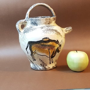 Cruche,rupestre,zoomorphe,terre,vernissée,représentant un Auroch un Bison des lances inspiré des grottes de Lascaux signé Ghila fait main