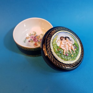 Limoges,style,boite a bijoux,ronde,dorure or,Porcelaine,bleu,de four,France,décor,Chérubins,Anges,colorés,intérieur,fleurs,5,5x8Cm